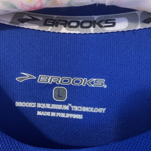 3/10$ Brooks running top - Picture 3 of 9